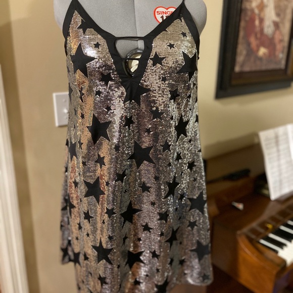 XOXO Dresses & Skirts - Sequin Black & silver party dress